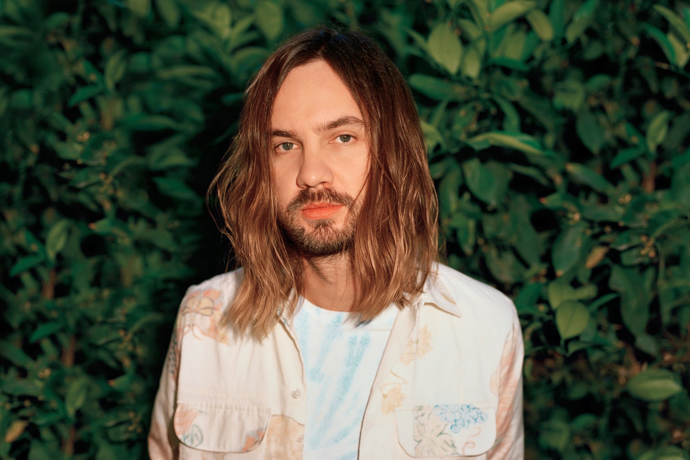 Esenciales para vestir como Kevin Parker de Tame Impala.